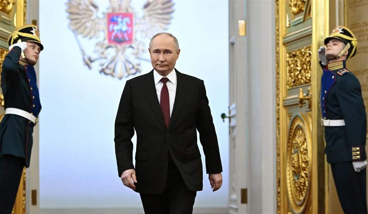 بالصورة - من هو الشخص الذي خالف بوتين البروتوكول ليصافحه في حفل تنصيبه؟