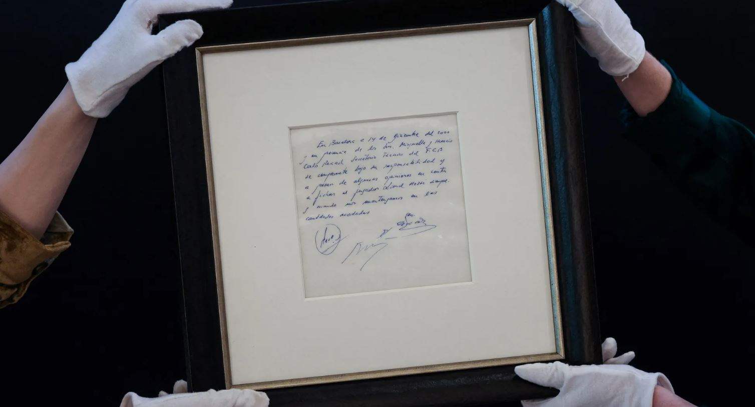 بمئات آلاف الدولارات.. منديل "ميسي" للبيع! 