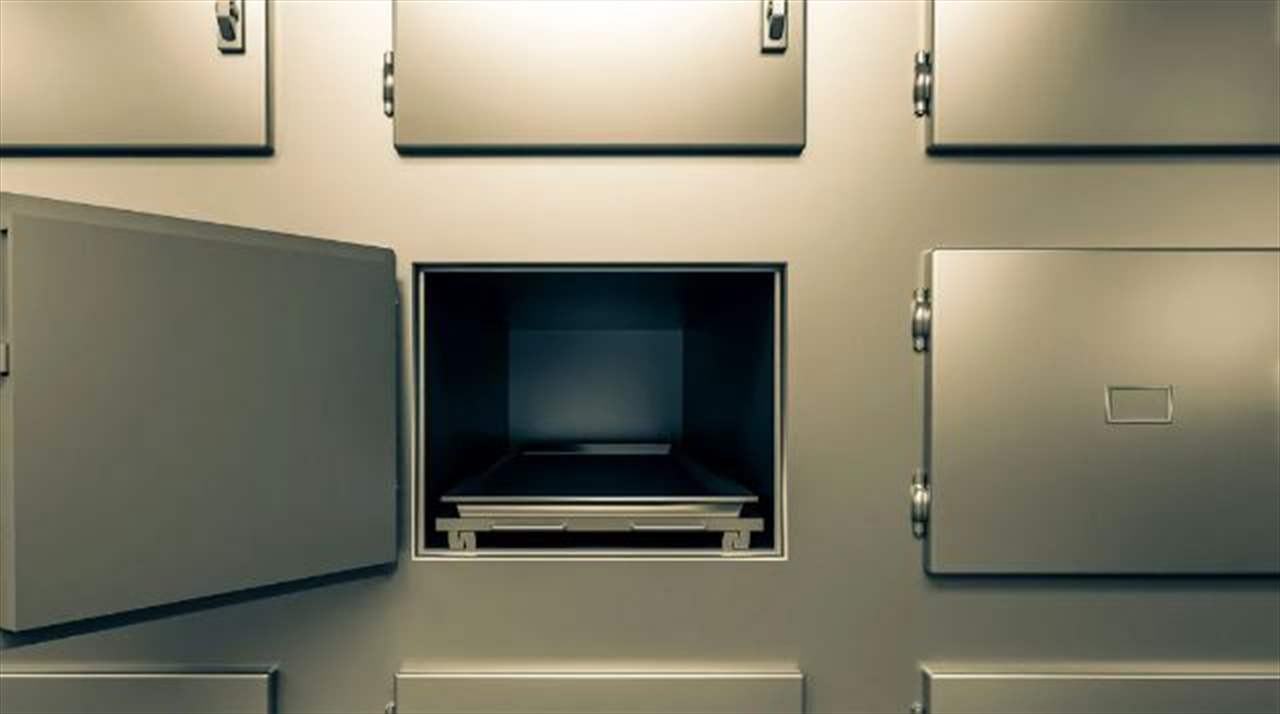 حادثة غريبة وغير متوقعة .. رجل يخرج من التابوت "قبل دفنه"