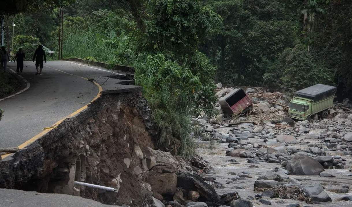 بالفيديو - حمم بركانية "باردة" تضرب جزيرة سومطرة وتقتل العشرات 
