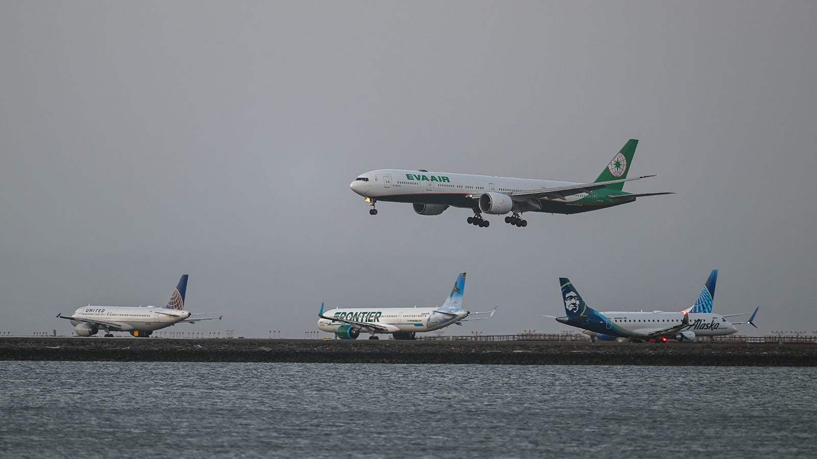 مأزق بين الغيوم.. مضيفات طيران يفرقن شجاراً على متن رحلة جوية