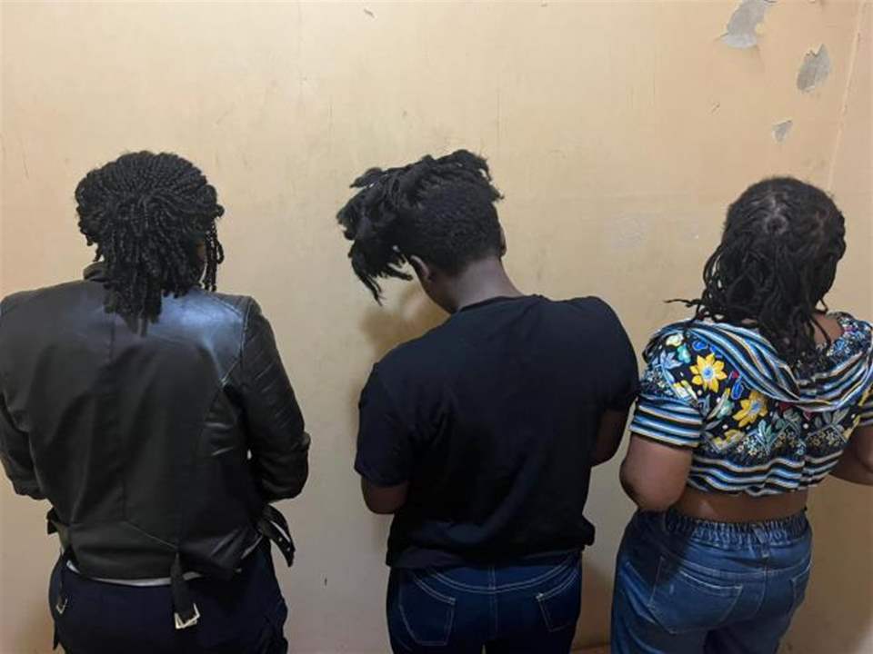 3 نساء من التابعية الكينية يسرقن مبلغاً ماليّاً كبيراً من منزل في بدارو.. و&quot;المعلومات&quot; توقفهن 