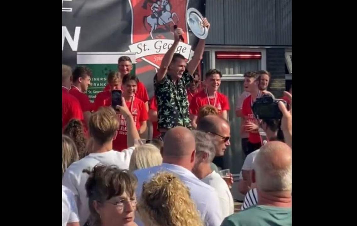 فيديو - الحكم طرد 4 لاعبين ومدد الوقت 15 دقيقة واحتفل مع الفائز !!