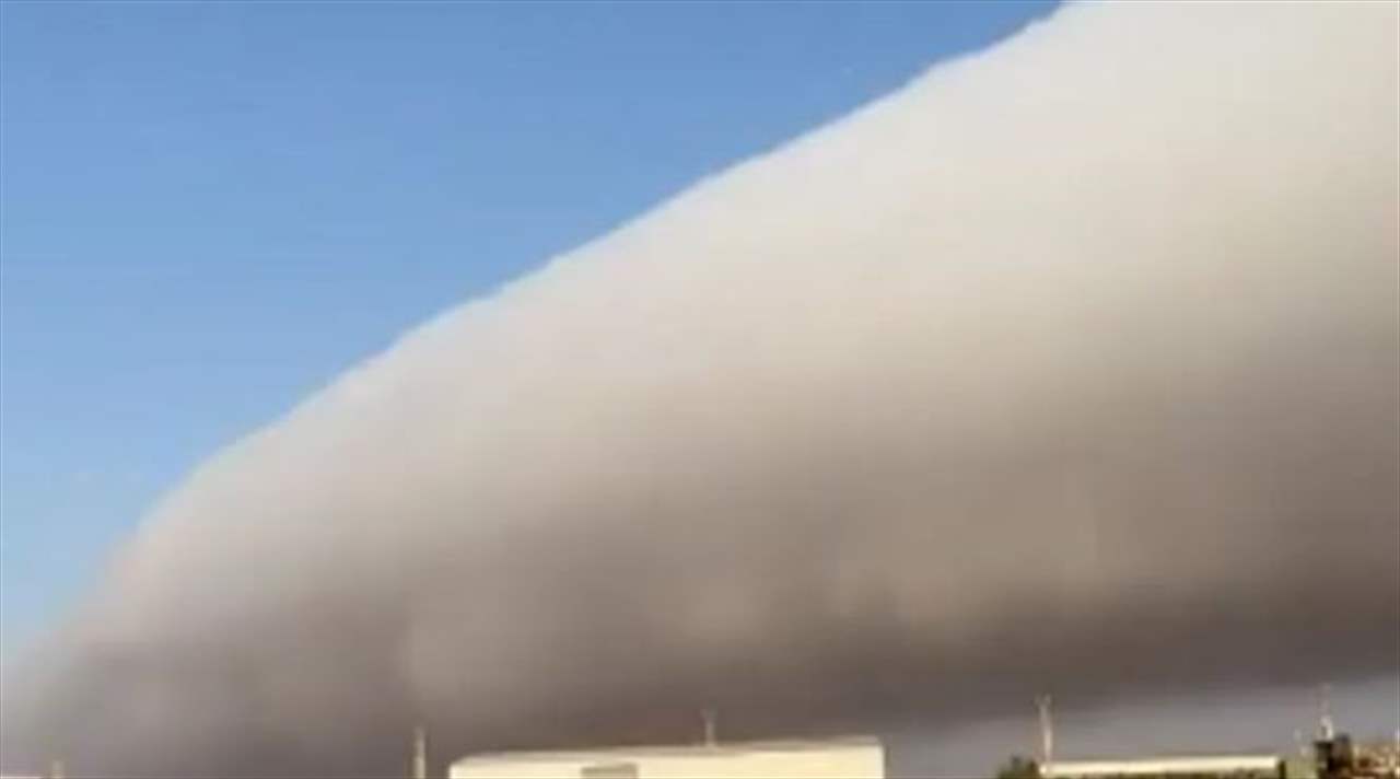 بالفيديو - سحابة أسطوانية في سماء سلطنة عمان