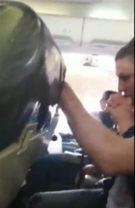 فيديو يوثق ما حدث داخل طائرة واجهت "اضطرابات حادة"