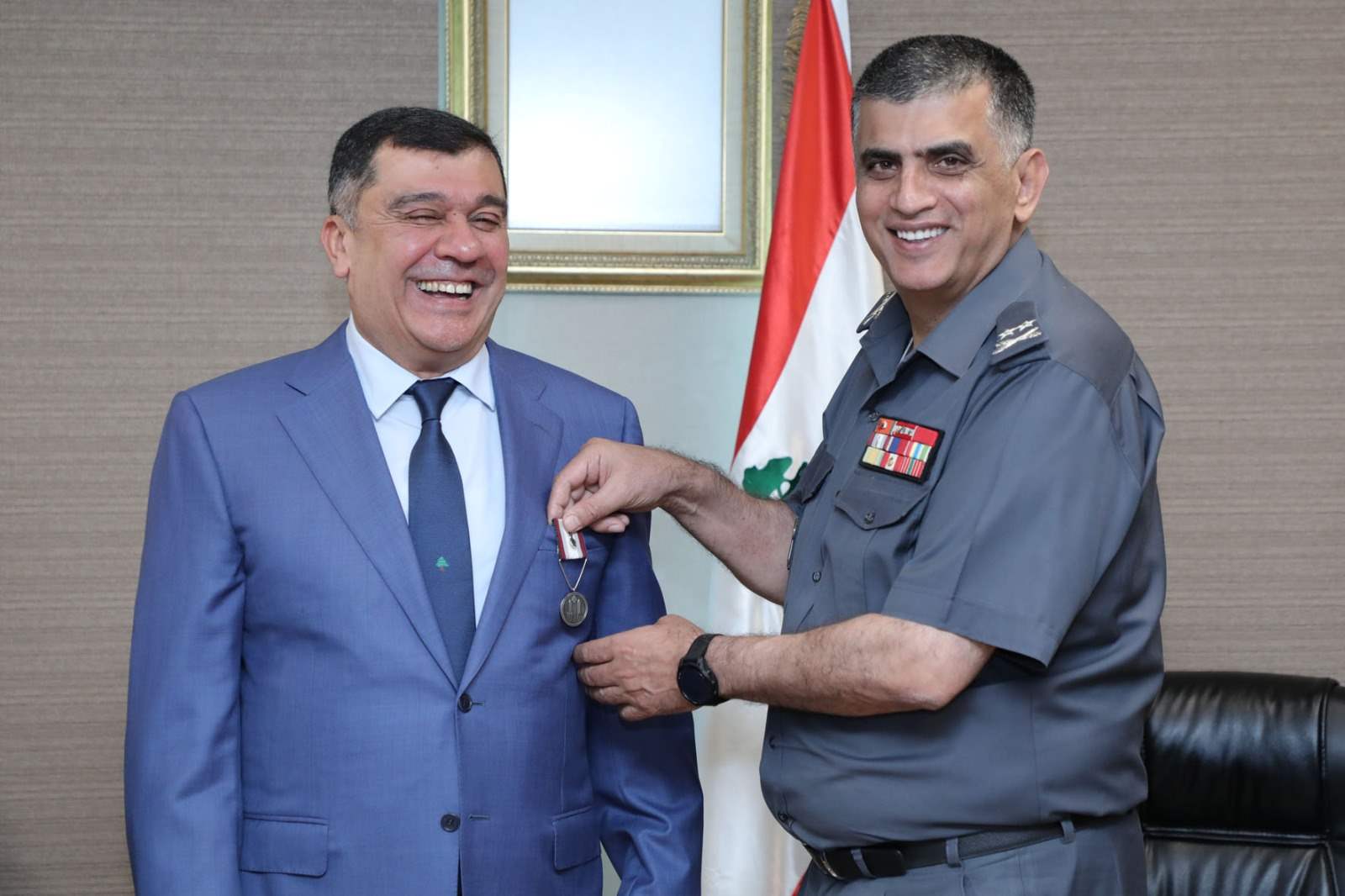 بالصورة - "ميدالية الأمن الداخلي" للحوت! 
