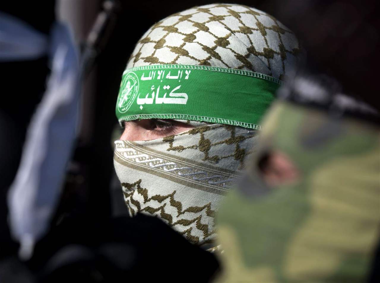 "رجعت المعركة من البداية".. مغردون يحتفون بصواريخ القسام على تل أبيب