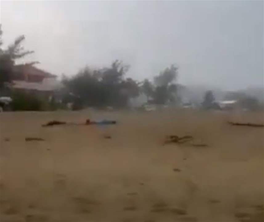 "مشهد لا يصدق".. بالفيديو- 3 أطفال تسقطهم صاعقة!