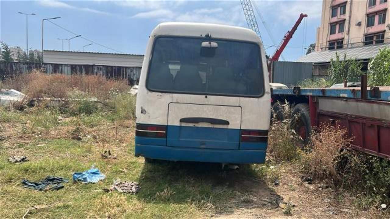 من داخل الباص المدرسي.. صورة تظهر الفجوة التي أوقعت الطفلة عز الدين 