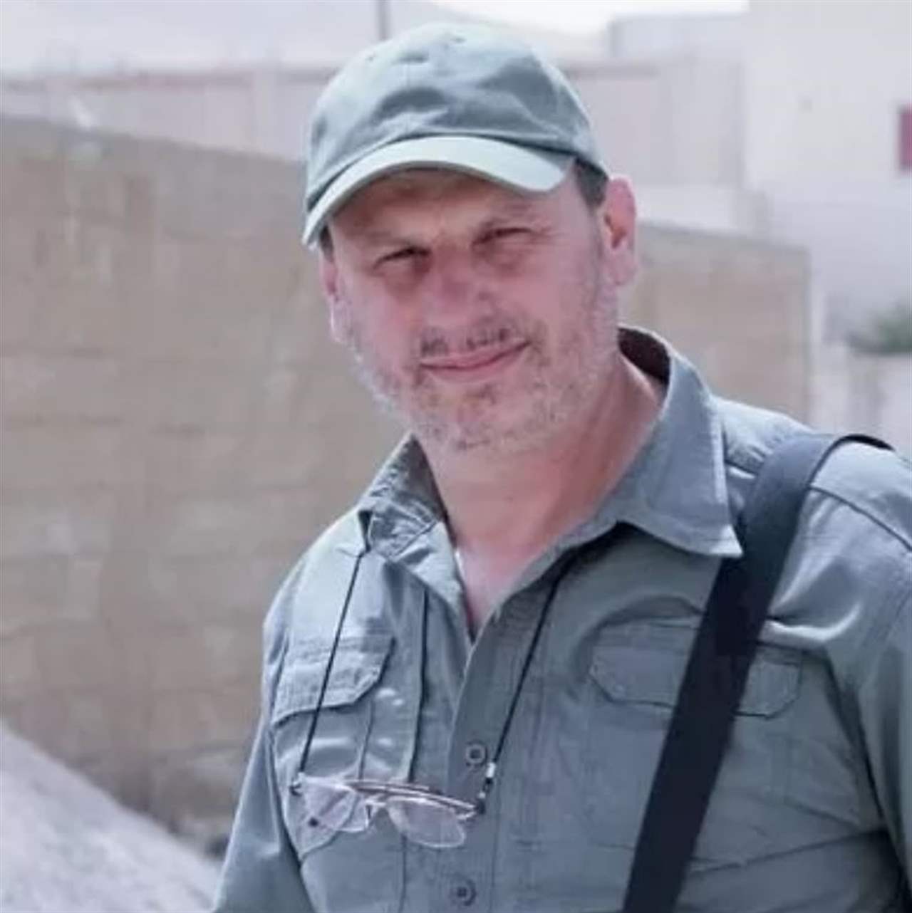 بالصورة - "إكس" تغلق حساب مراسل قناة "المنار" علي شعيب