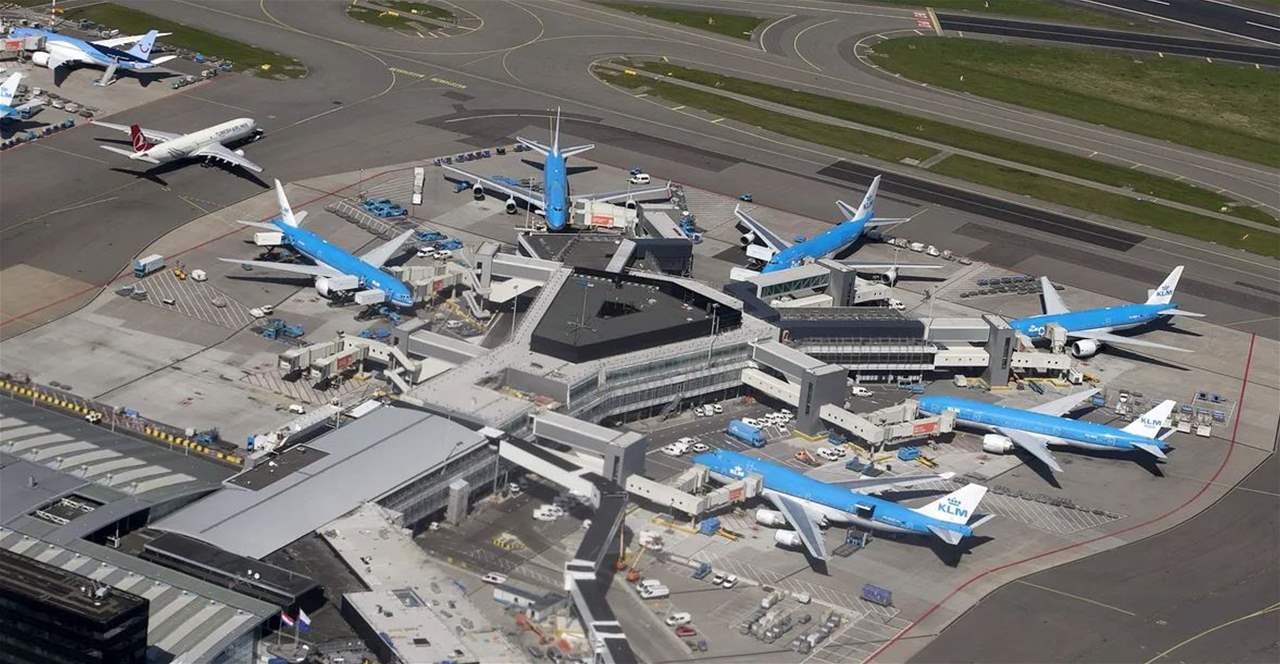 "شفطه" محرك الطائرة.. مقتل شخص على مدرج مطار أمستردام