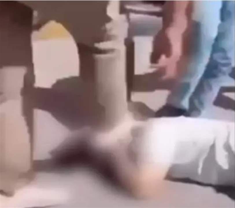 بالفيديو - ولي أمر يعتدي على استاذ بـ"القنوة"