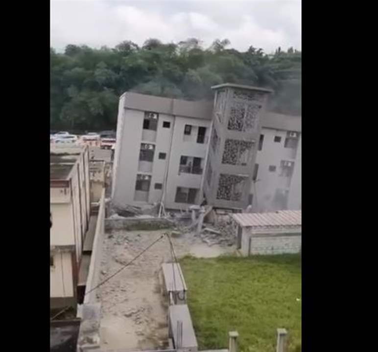 بالفيديو - انهيار مبنى سكني في أبيدجان بساحل العاج 