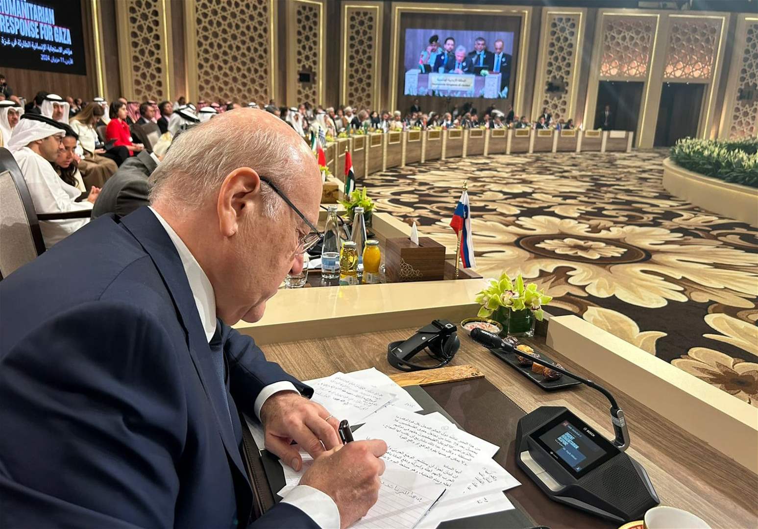 ميقاتي من الأردن: من هذا المنبر نناشد دول العالم التدخل بكل قوة لوقف ما يحصل