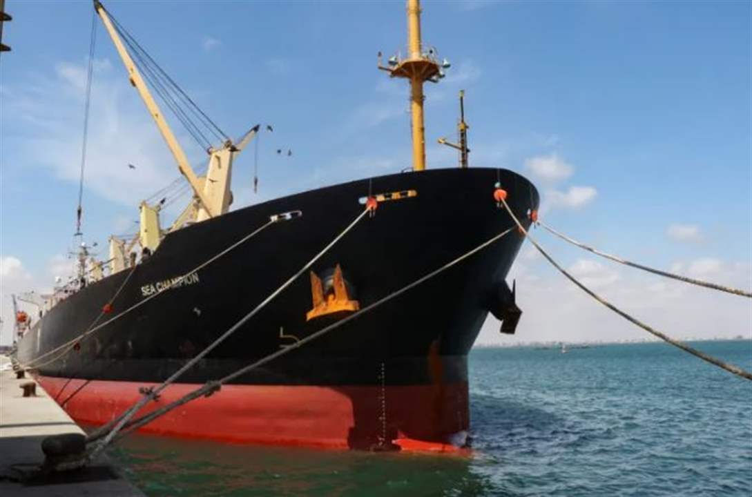 إجلاء طاقم سفينة شحن بعد إصابتها بهجوم حوثي