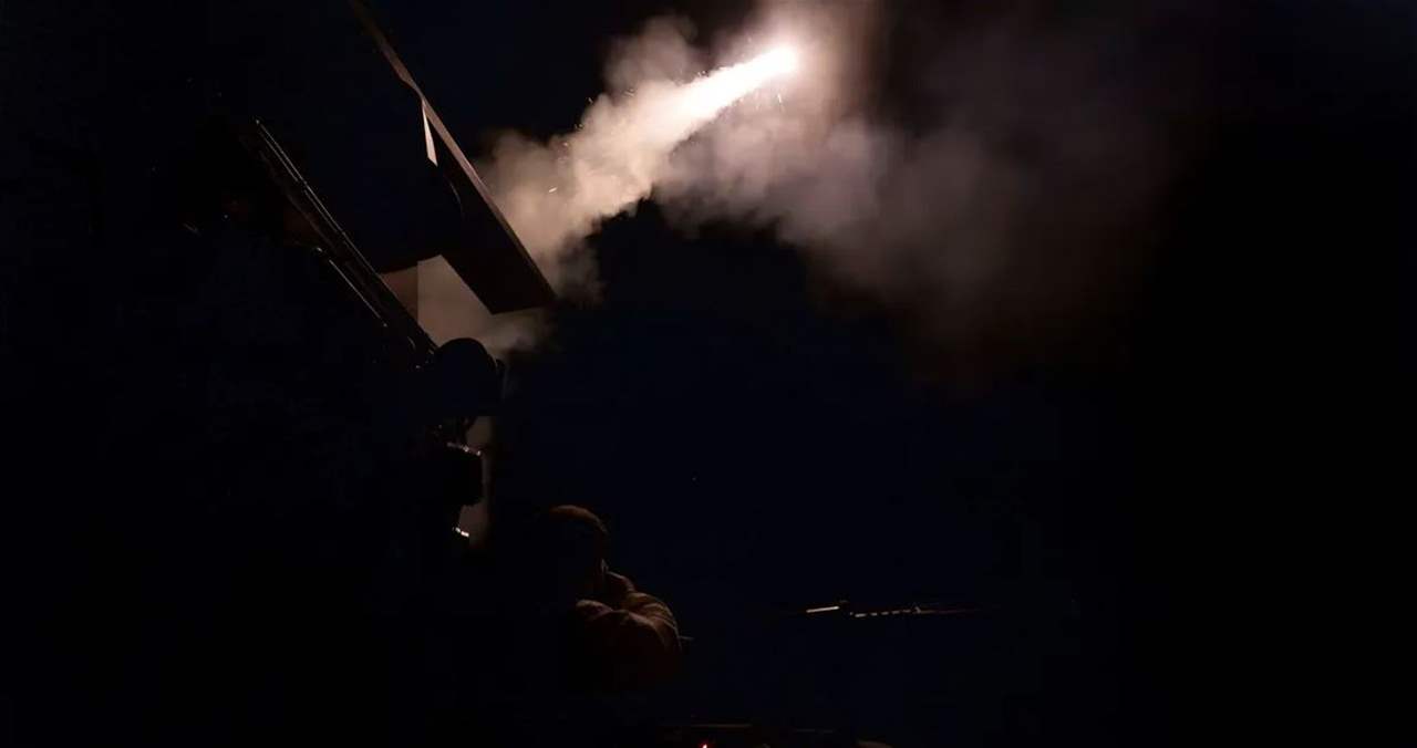  30 غارة على مطار الحديدة.. وعقوبات أميركية جديدة 