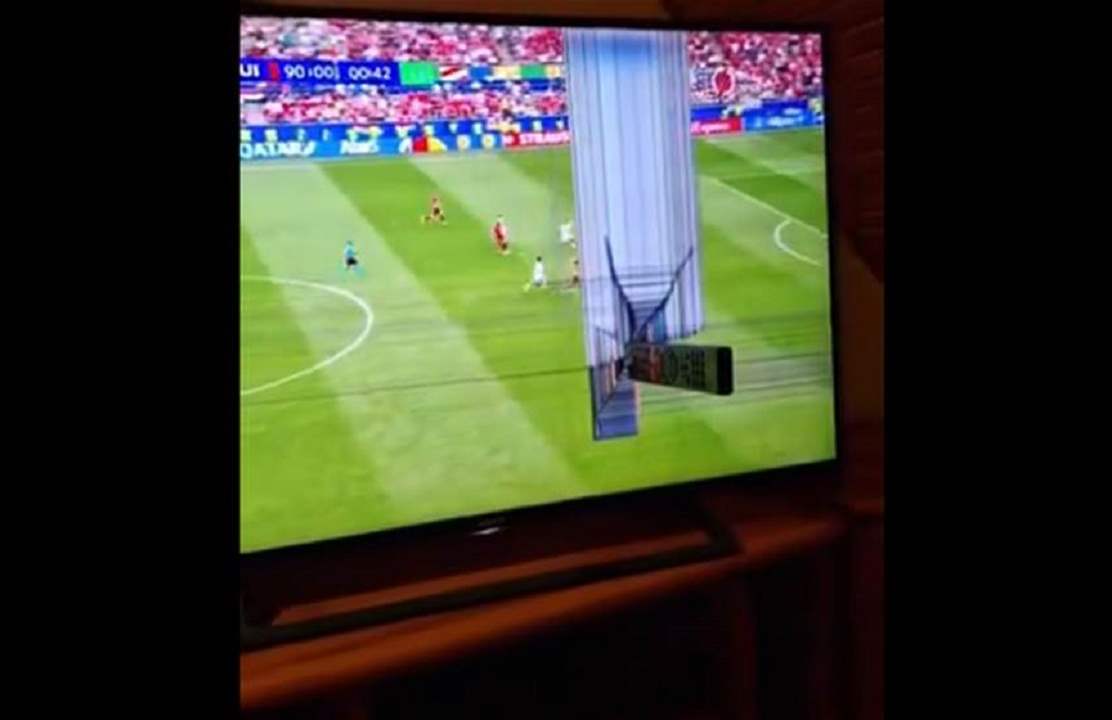فيديو - لم يكن سعيداً بالنتيجة فكسر شاشة التلفاز !!