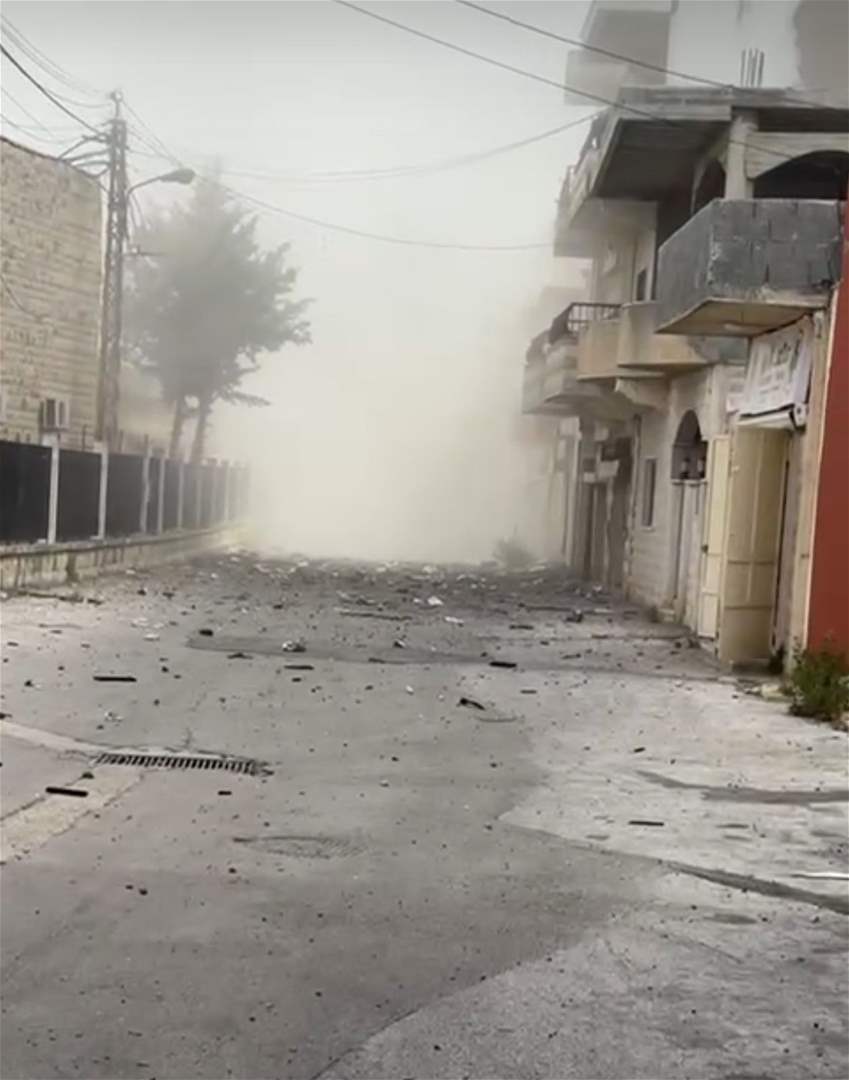 بالصورة - الغارة على مدينة الخيام إستهدفت محيط مؤسسة عامل ومكتبة البلدية 