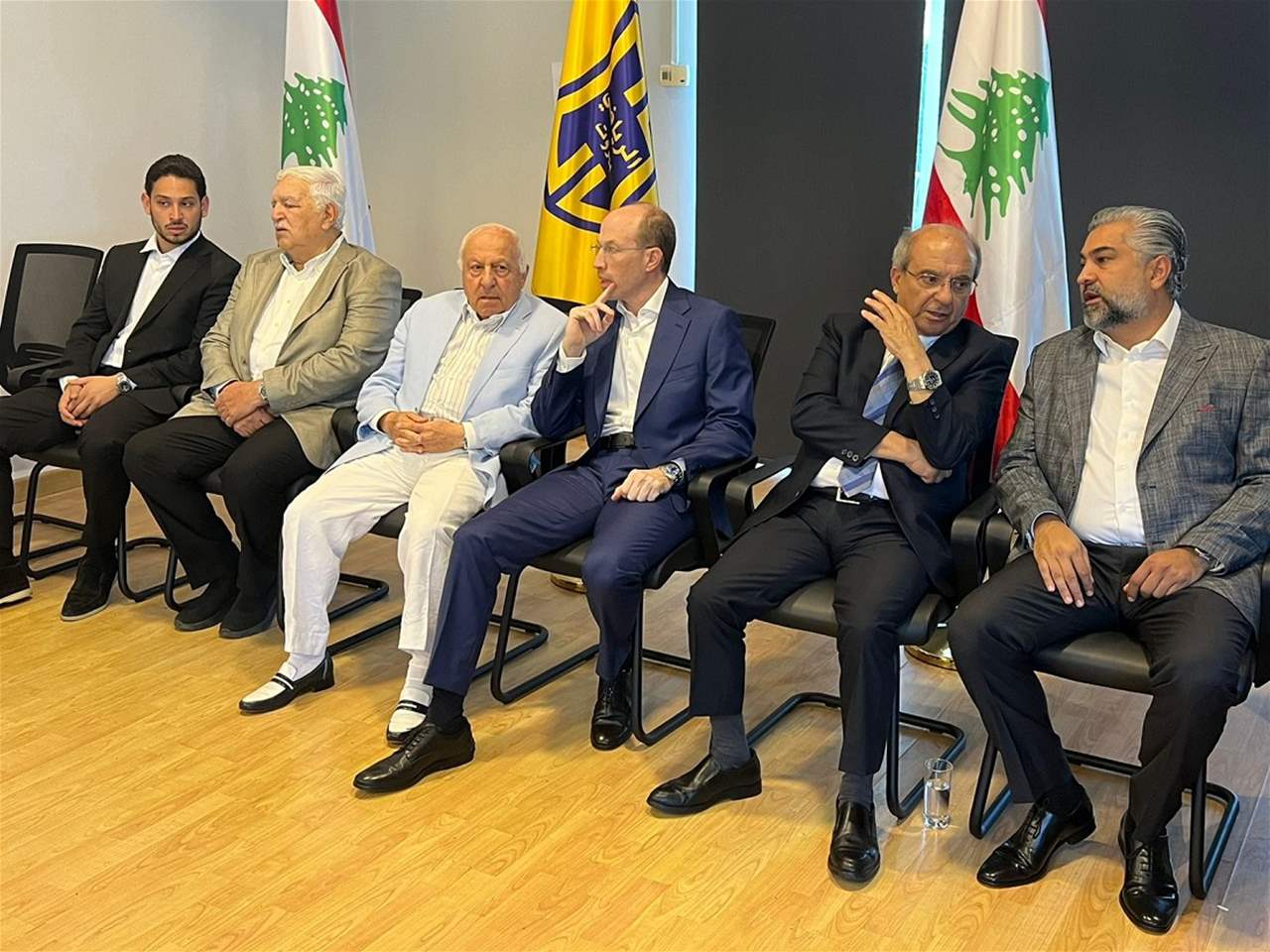 وزير الشباب والرياضة يزور النادي الرياضي مهنئاً