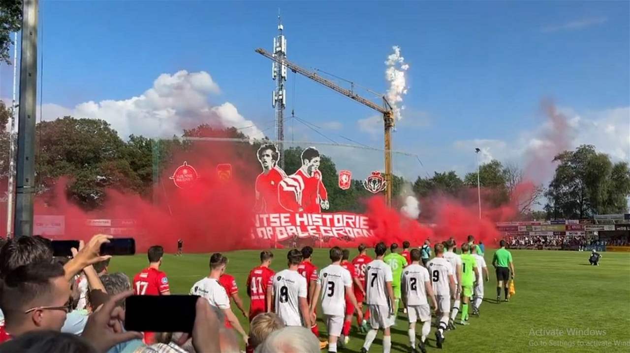 فيديو - سقوط "تيفو" عملاق يؤدي الى جرحى في هولندا