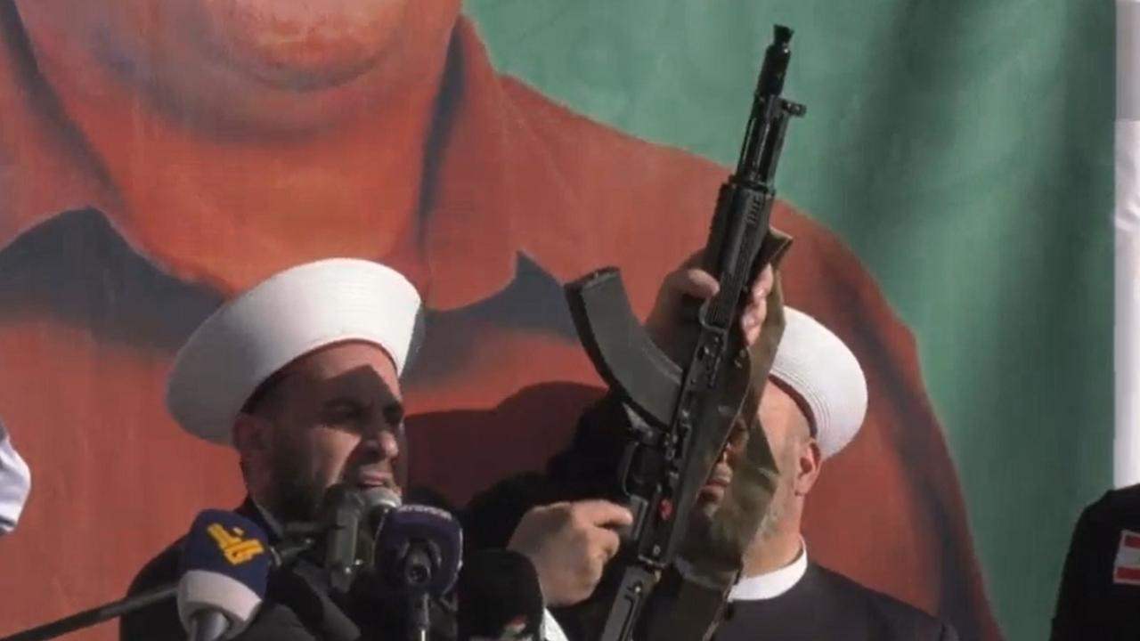 فيديو - مفتي زحلة والبقاع يشهر سلاحه 
