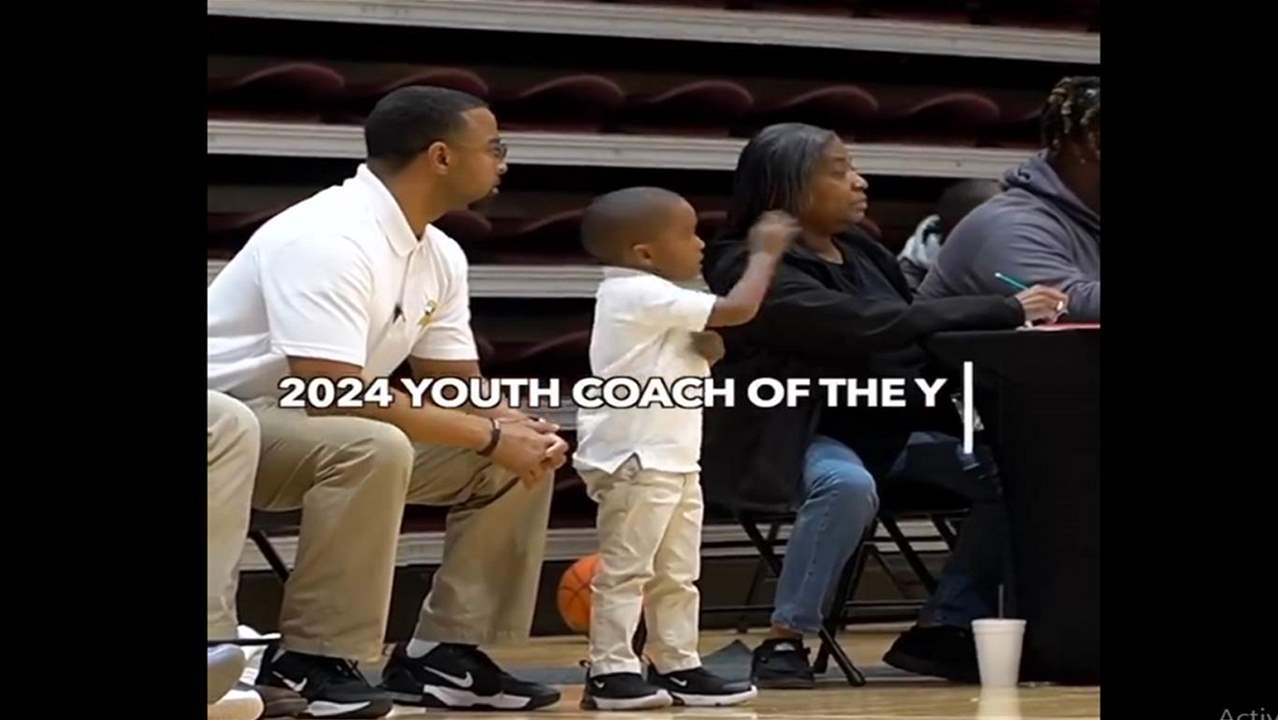 فيديو - عمره 5 سنوات .. أصغر مدرب كرة سلة في التاريخ