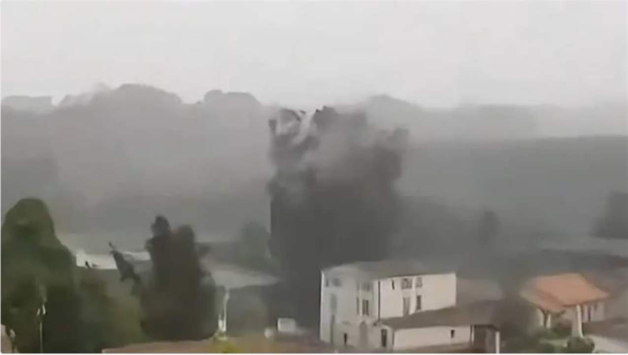 بالفيديو - صاعقة تحول شجرة ضخمة الى فتات في ثوانٍ