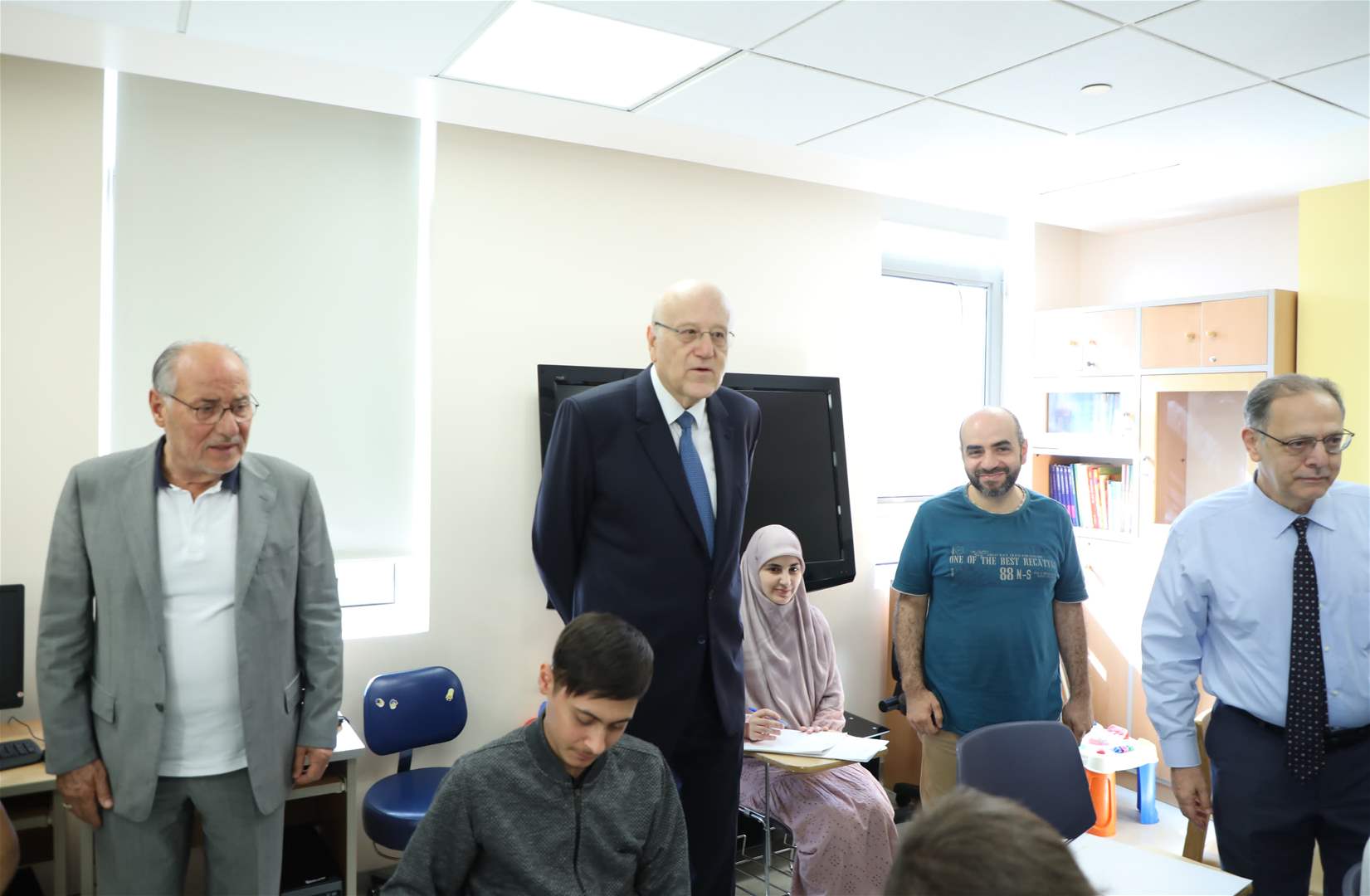 بالصور- ميقاتي والحلبي تفقدا سير الامتحانات الرسمية في مركز "سان جود" بالجامعة الأميركية