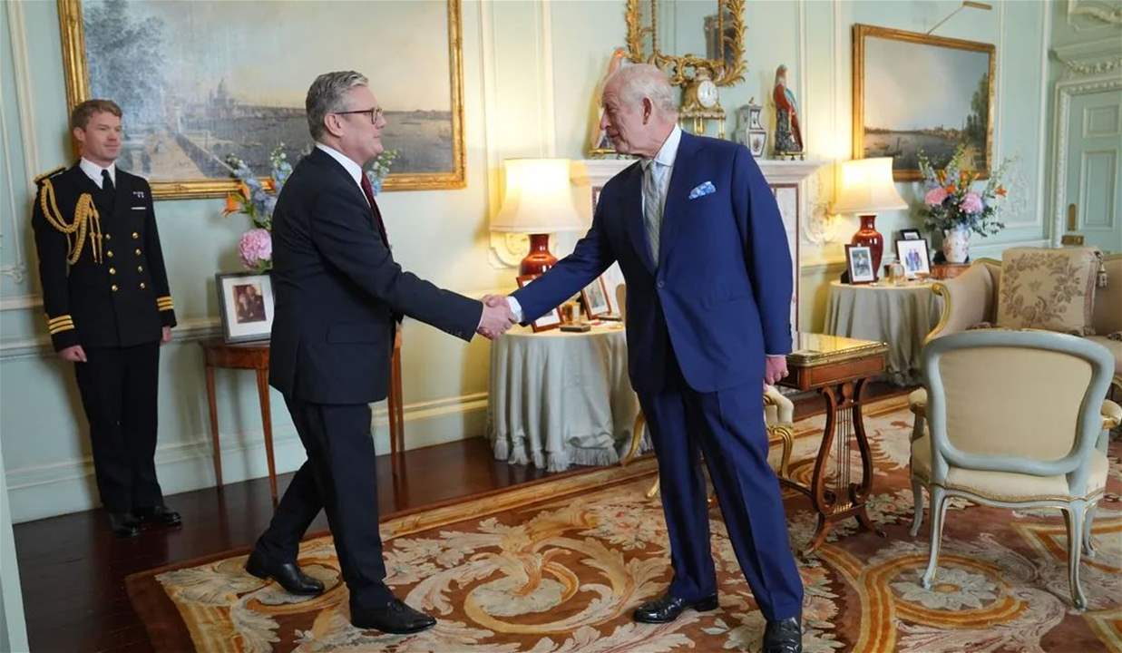 بمراسم "تقبيل اليدين".. ستارمر رئيساً لوزراء بريطانيا رسمياً