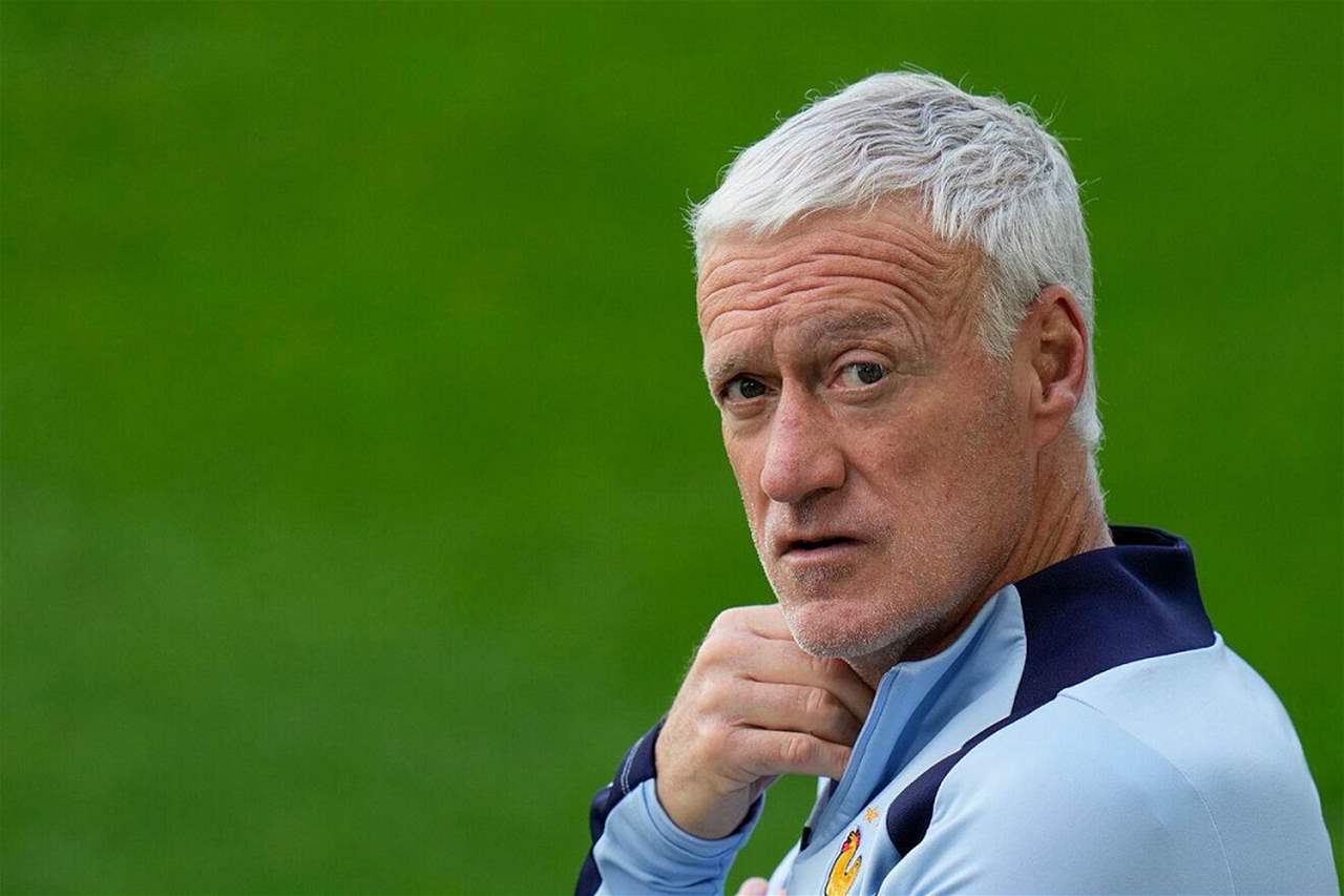 مأساة إنسانية قاسية وراء "الوجه العابس" لمدرب فرنسا