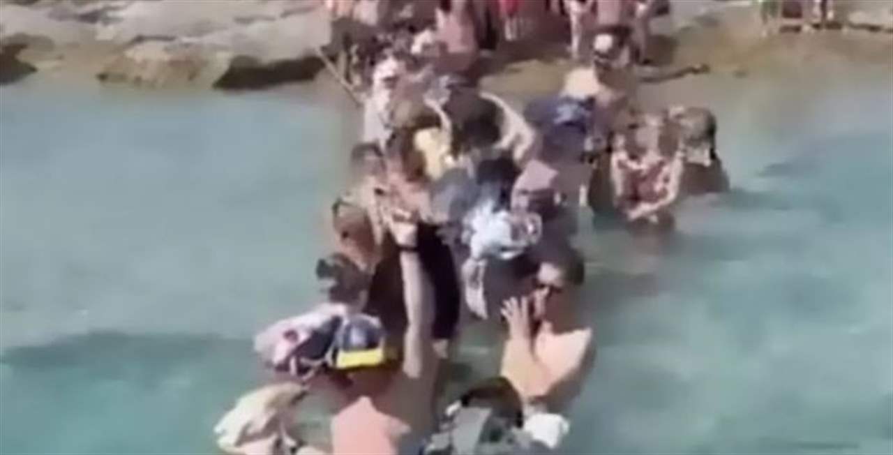  بالصور - حملوا أمتعتهم وساروا في الماء.. رحلة "غريبة" في هذا البلد! 