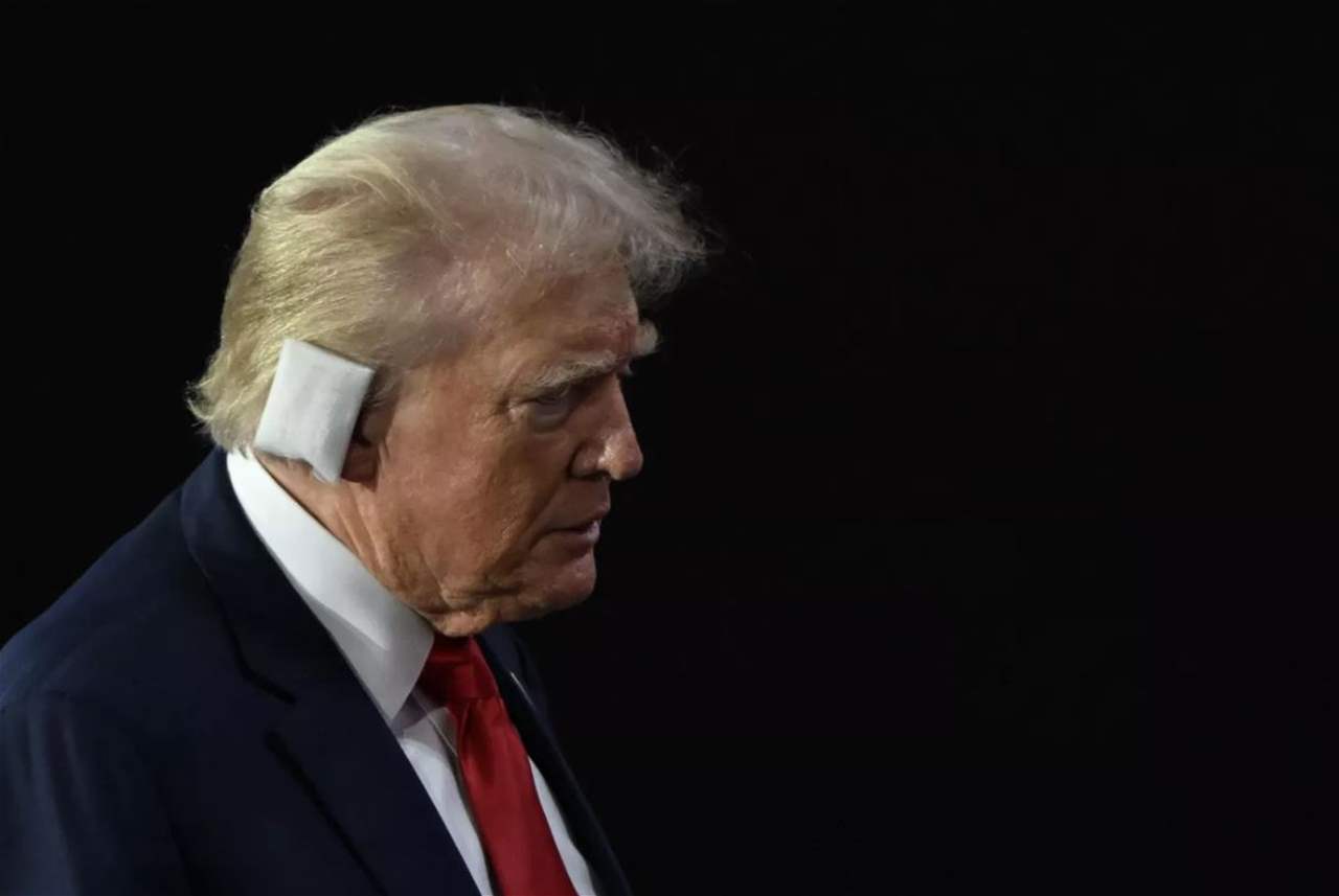  بضمادة على أذنه وهتافات "قتال".. ترامب يحضر مؤتمر الحزب الجمهوري 