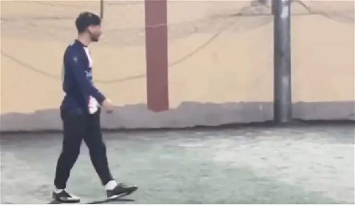 بالفيديو - "ميسي" مصر  في أحد الملاعب يشعل مواقع التواصل 