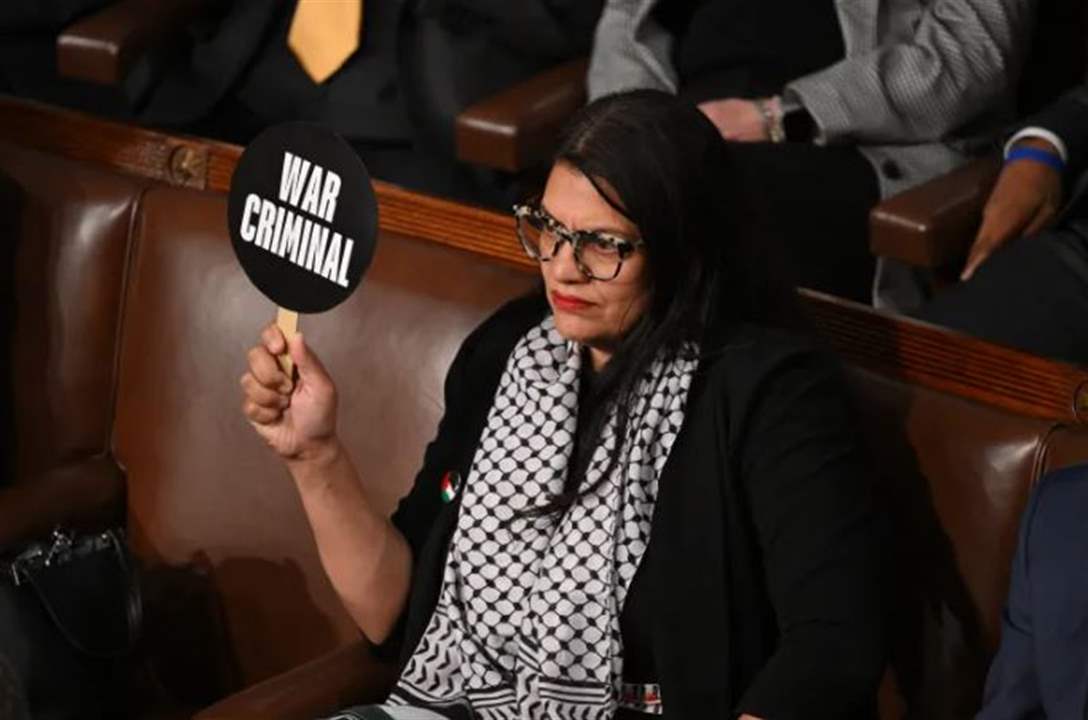 بالكوفية ولافتة "مجرم حرب".. هكذا واجهت رشيدة طليب نتنياهو 