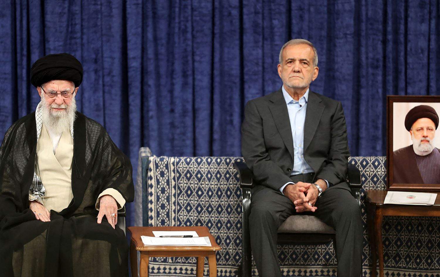 خامنئي يعلن "الوصايا" والرئيس الجديد يقدم "تعهدات" 