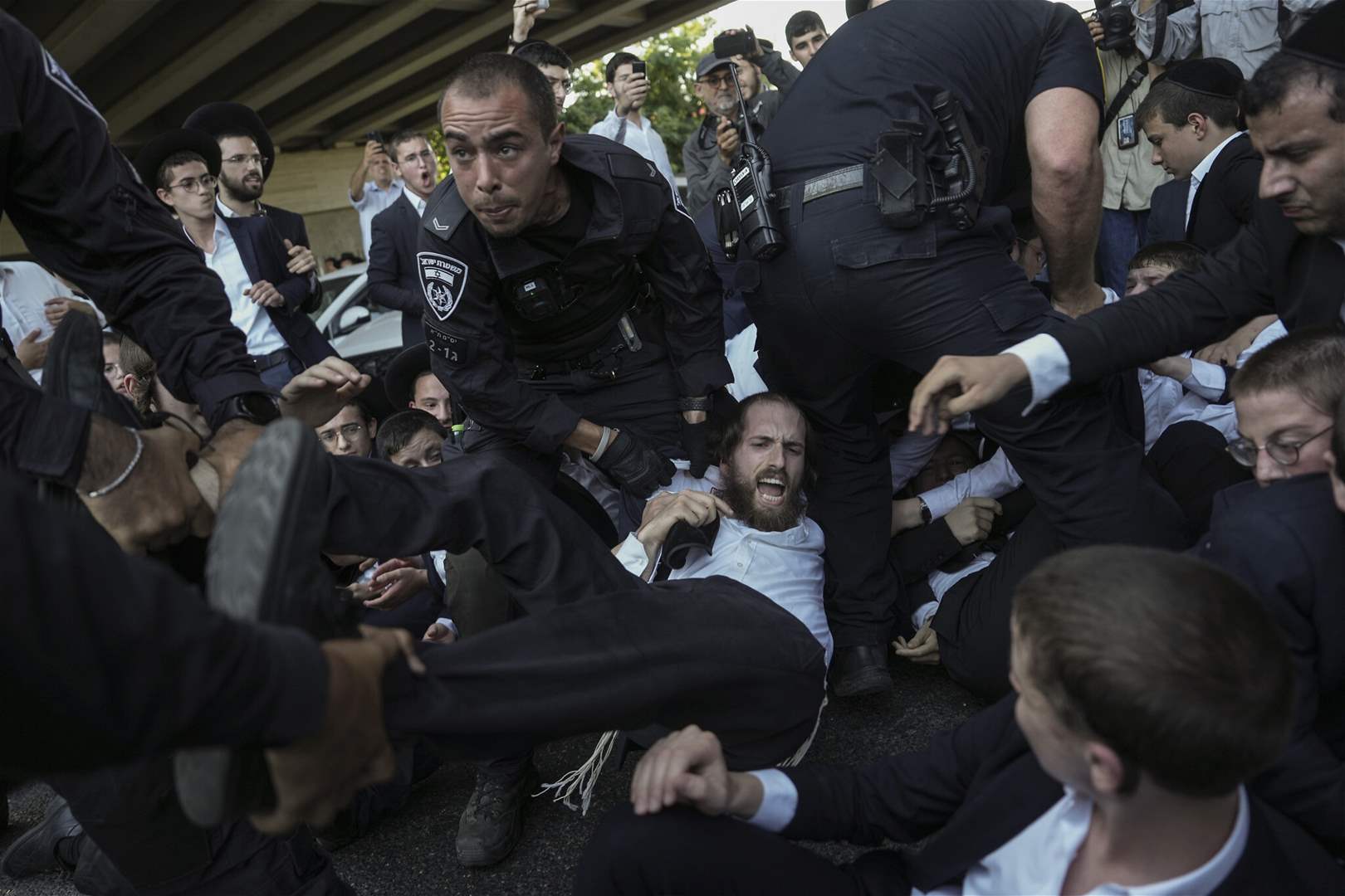 مستوطنون من "الحريديم" يقتحمون قاعدة لجيش الاحتلال رفضا للتجنيد 