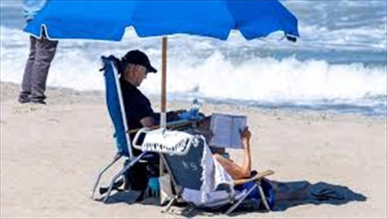  "يستجم في وقت الازمات".. فيديو لبايدن يثير موجة انتقادات