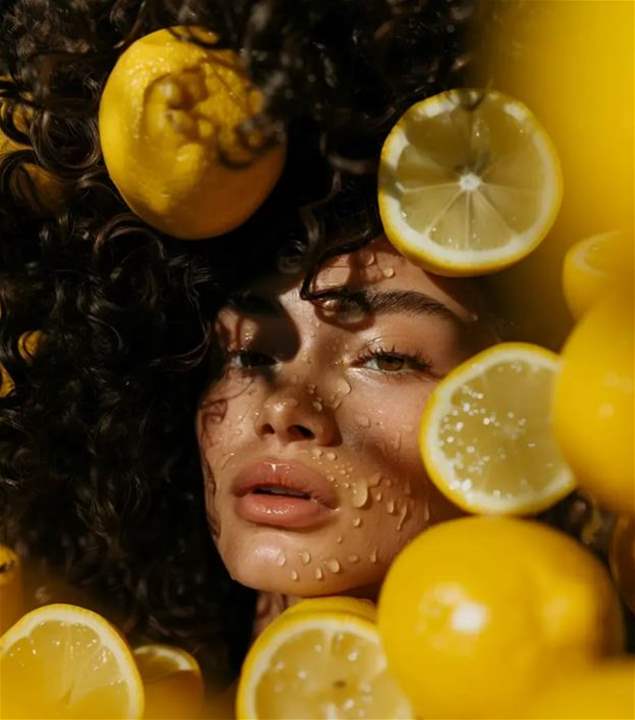 حيلة عصير الليمون تغزو "تيك توك".. وتلحق الأذى بالشعر
