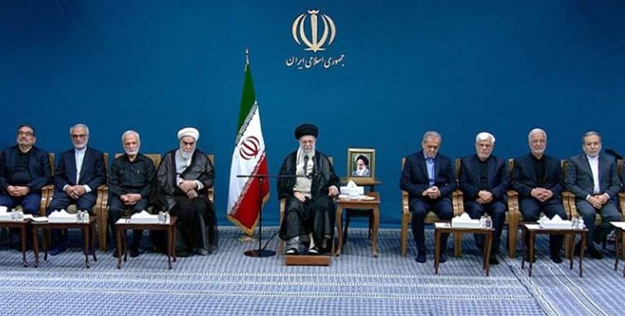 خامنئي استقبل بزشكيان وأعضاء الحكومة: لا تنتظروا موافقة الأعداء للمضي قدماً