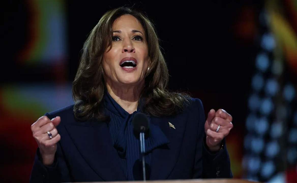 هاريس تدعو ترامب إلى مناظرة "مع تشغيل مكبرات الصوت"