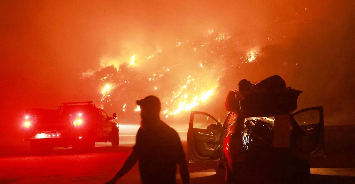 "مشاهد من الجحيم".. الحرائق تنتشر بأجزاء من كاليفورنيا ونيفادا