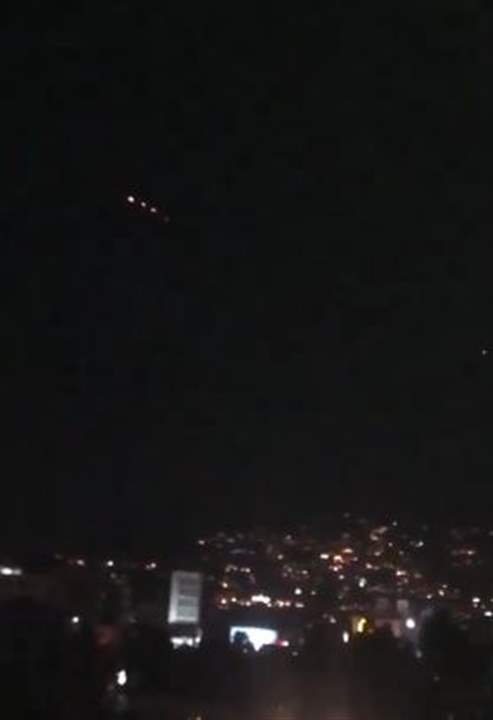 بالفيديو - الطيران الحربي الاسرائيلي يطلق بالونات حرارية فوق جبل لبنان 