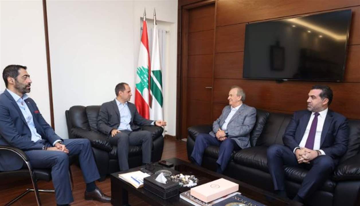 رئيس الكتائب يلتقي وفداً من اللقاء الديمقراطي 