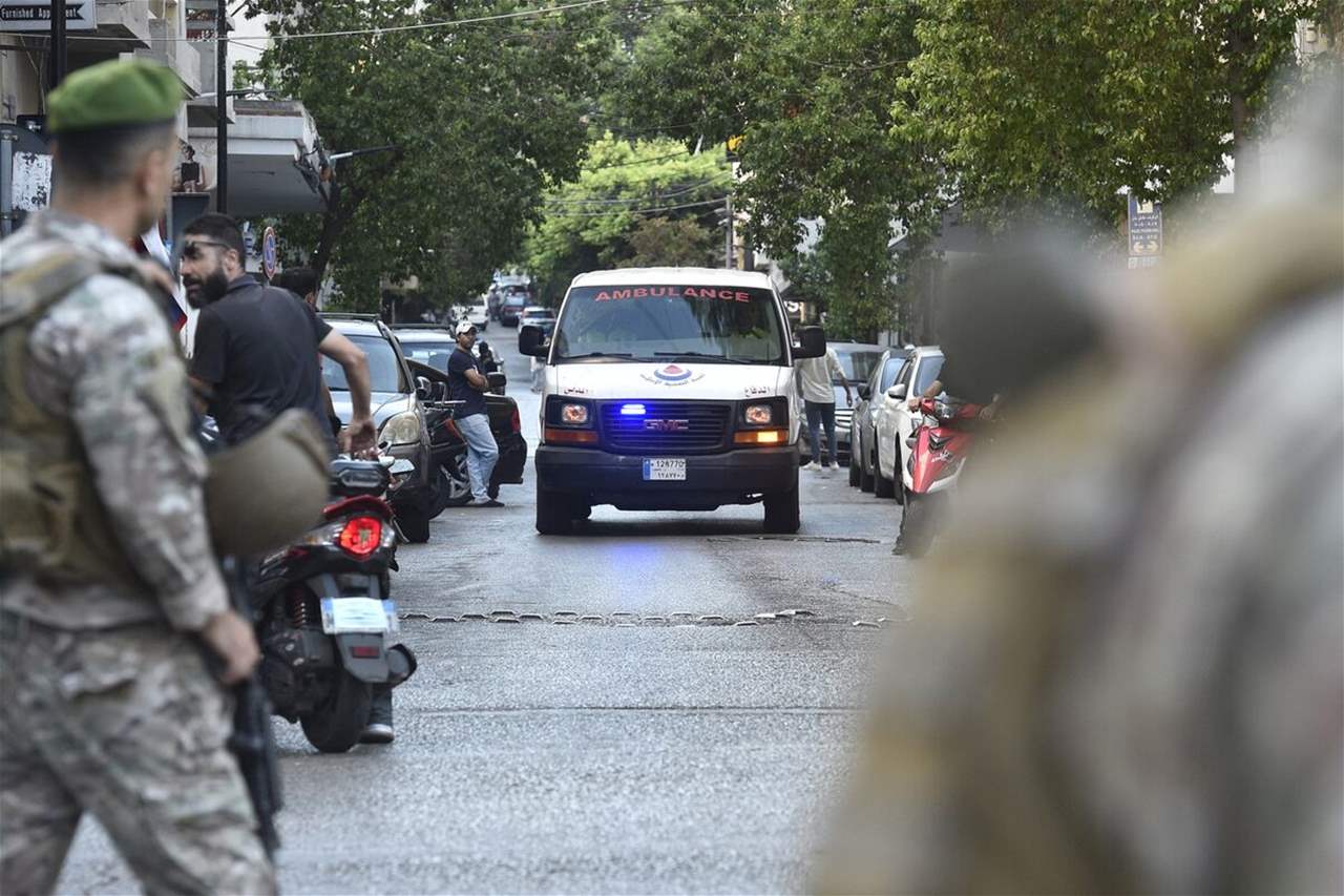 صاروخ "لم ينفجر" يقطع طريقا رئيسيا في بيروت