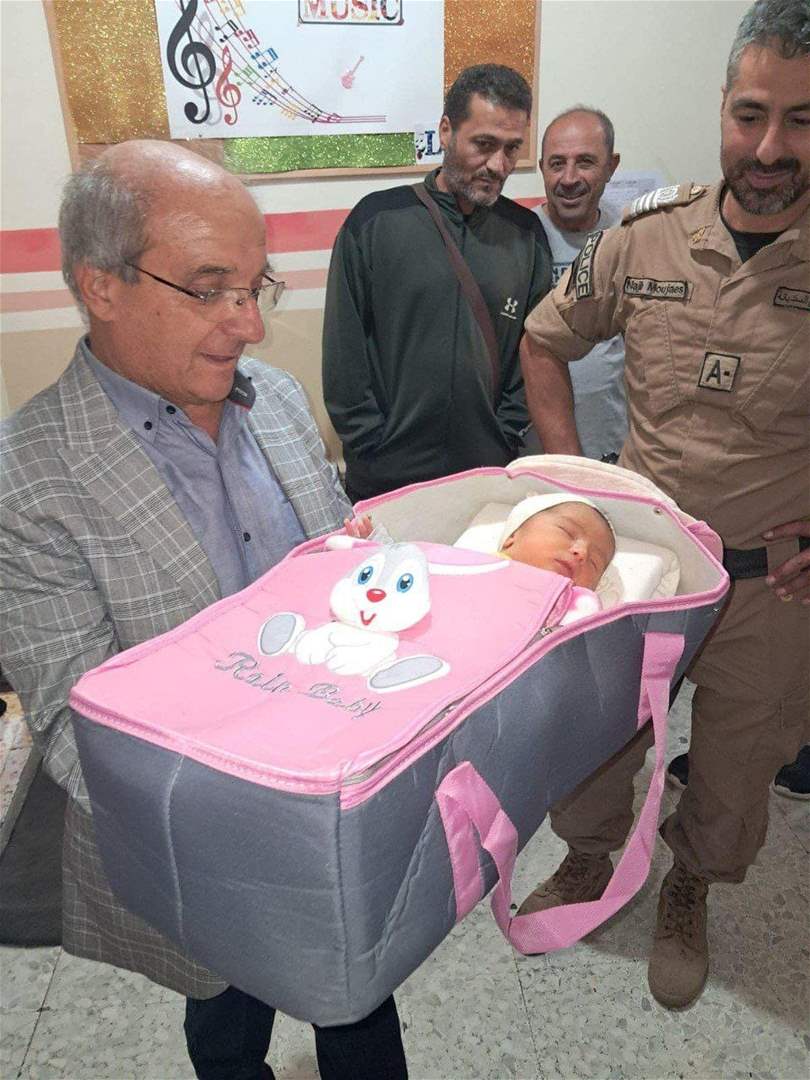 "كلارا"... أول طفلة وُلدت في مركز النزوح