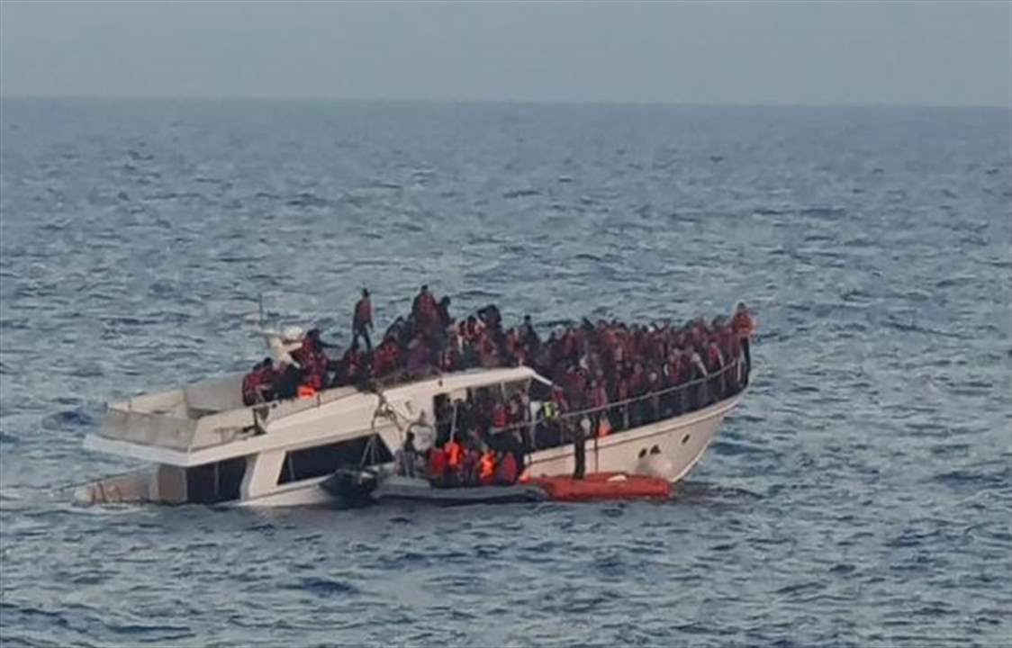  الجيش ينقذ عائلات غادروا بصورة غير شرعية عبر البحر شمال لبنان
