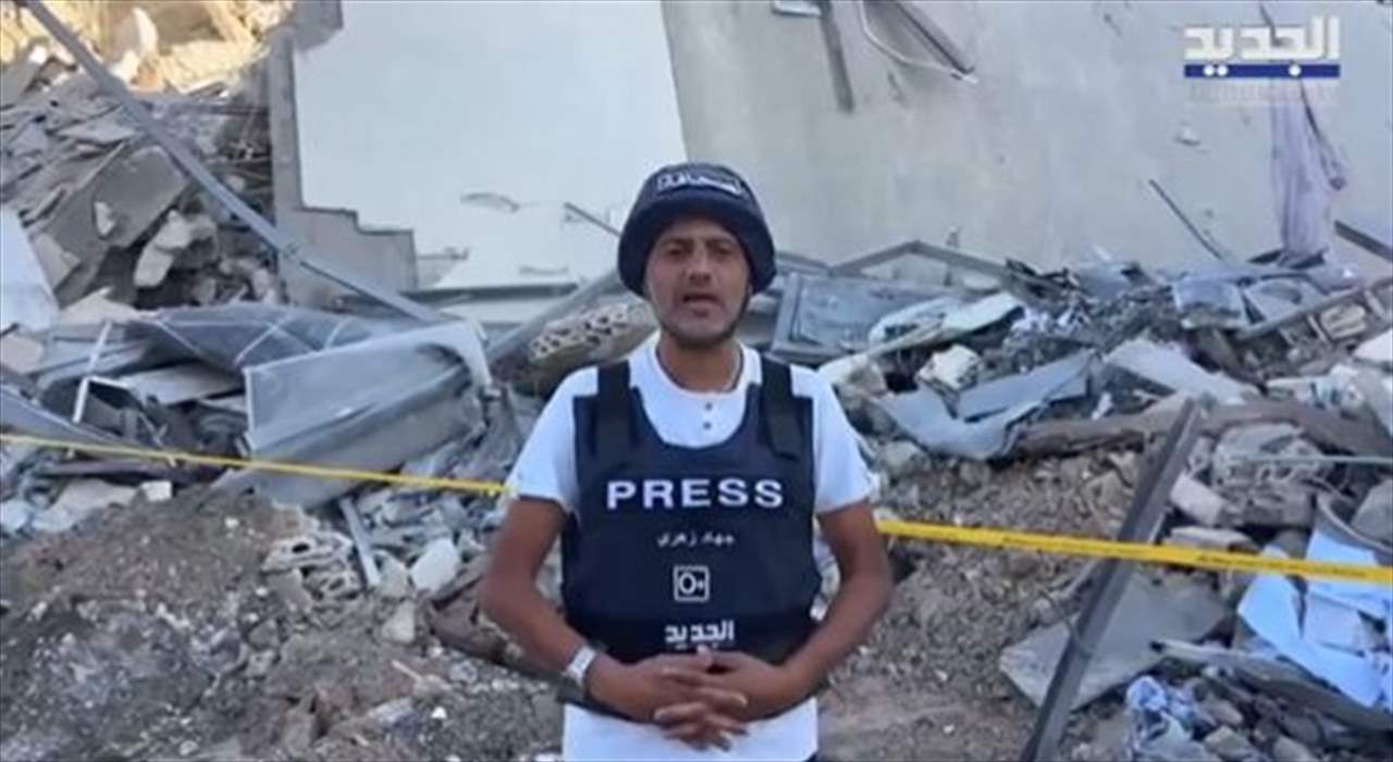بالفيديو- الزميل المصور جهاد زهري يعاين آثار الدمار جراء الغارة على فرع "القرض الحسن" في الشياح ليلاً