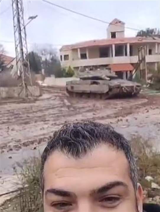 بالفيديو- مواطن يلتقط "سيلفي" امام دبابة اسرائيلية في بلدة الخيام 