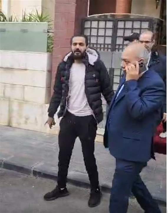 بالفيديو- خروج رئيس الوزراء السوري محمد الجلالي من منزله مع مقاتلي المعارضة والتوجه لأحد الفنادق في دمشق لتسليم السلطة لقيادة "إدارة العمليات العسكرية"