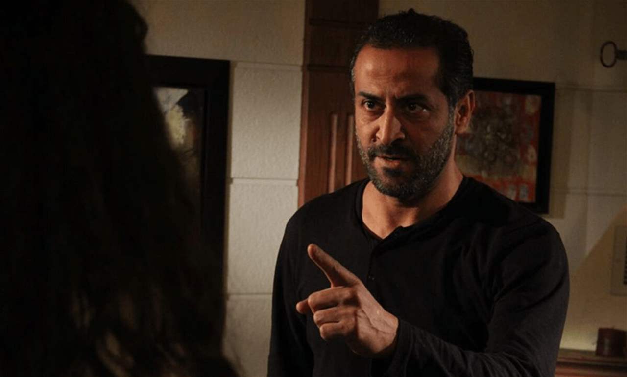 عبد المنعم عمايري يفاجئ الجميع بتقبيله علم الثورة السورية ويعلق